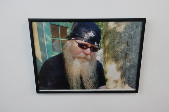 Signeret billede "Dusty Hill" (ZZ Top)