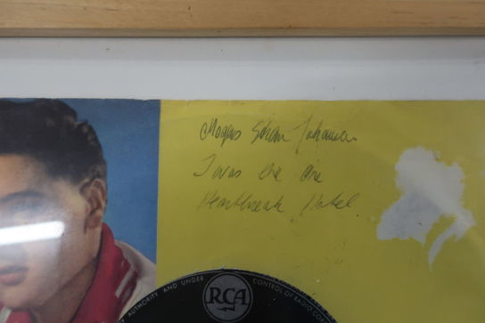 4 stk. indrammede vinyl singler "Elvis Presley" med håndskrevne inskriptioner