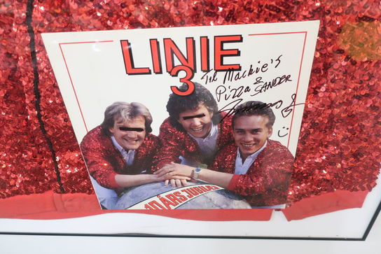 Trøje med signeret albumcover "Linie 3 - 10 års Jubilæumsshow"