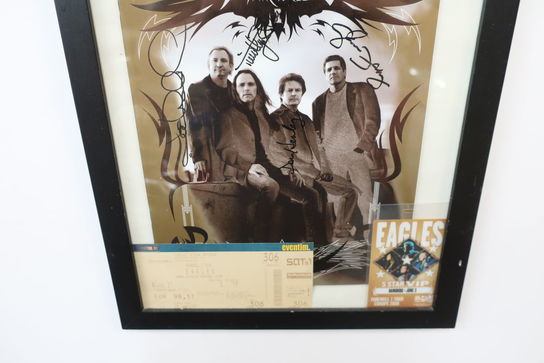 Signeret koncertprogram "Eagles - Farewell I Tour"