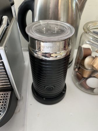 Kaffemaskine NESPRESSO D60 samt el. kedel