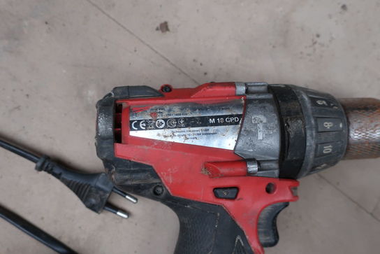 Akku bore/skruemaskine MILWAUKEE M 18 CPD med batteri og lader