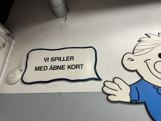 Vægfigur i træ med citat