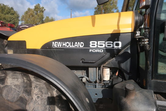 Traktor NEW HOLLAND 8560