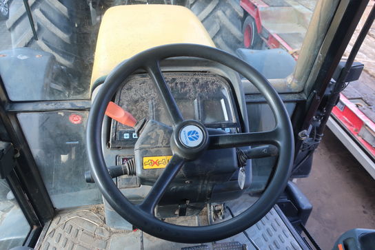 Traktor NEW HOLLAND 8560