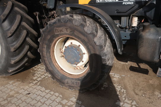 Traktor NEW HOLLAND 8560