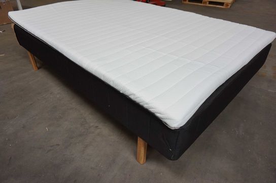 Huma Premium Boxseng med træben og Nordisk fjer T50 topmadras 140x200 cm