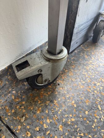 Rustfri reol på hjul