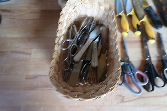 Stort parti knive, sakse m.m. 