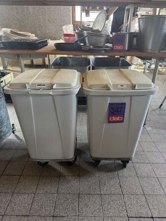 2 stk. Plastkar på hjul med låg