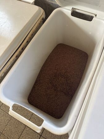 7 stk. Plastkar på hjul med låg