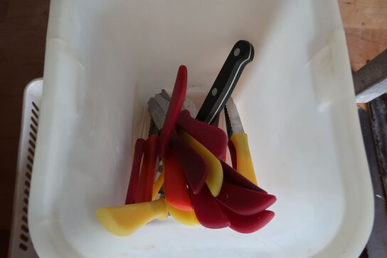 Stort parti knive, sakse m.m. 