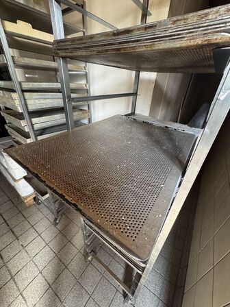 Indstikvogn med ca. 66 stk. bageplader