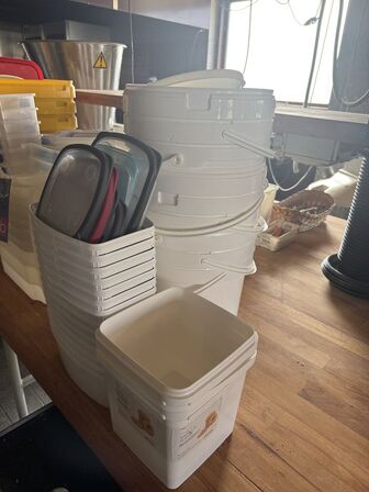 Diverse plastbøtter m.m.
