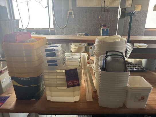 Diverse plastbøtter m.m.