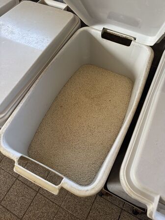 7 stk. Plastkar på hjul med låg