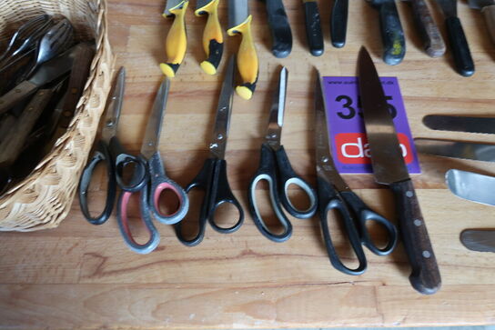 Stort parti knive, sakse m.m. 