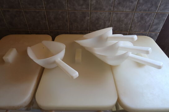 4 stk. Plastkar på hjul med låg