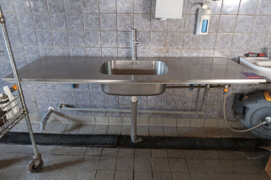 Væghængt stålbord med vask