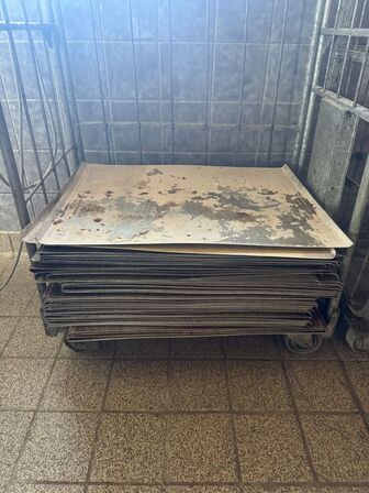 2 stk. Rullevogn med i alt ca. 60 stk. Bageplader