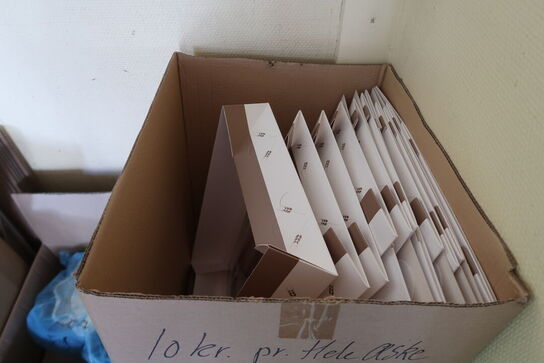 Stort parti emballage, forme, bøtter m.m. 