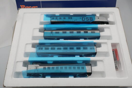 Model lokomotiv samt 3 stk. model togvogne ROCO 63064