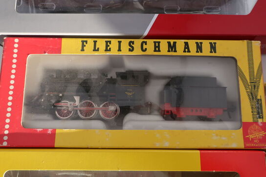 2 stk. model lokomotiver FLEISCHMANN 4115, 1309, 3 stk. model togvogne HOBBYTRADE 61107, 61105