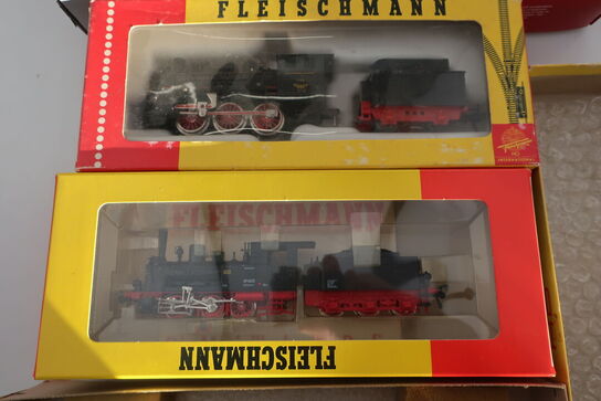 2 stk. model lokomotiver FLEISCHMANN 4115, 1309, 3 stk. model togvogne HOBBYTRADE 61107, 61105