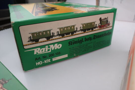 2 stk. model togbane kits RAI-MO, model lokomotiv samt togvogne RÖWA 1102