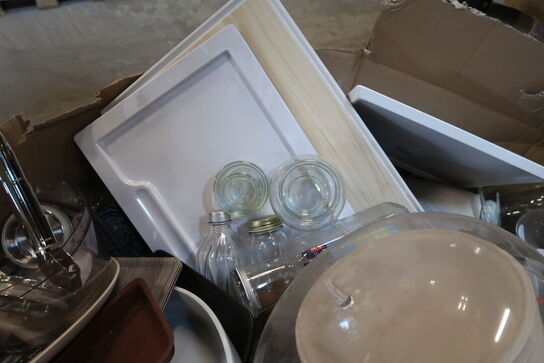 Palle med tallerkener, skåle, glas, fade m.m.