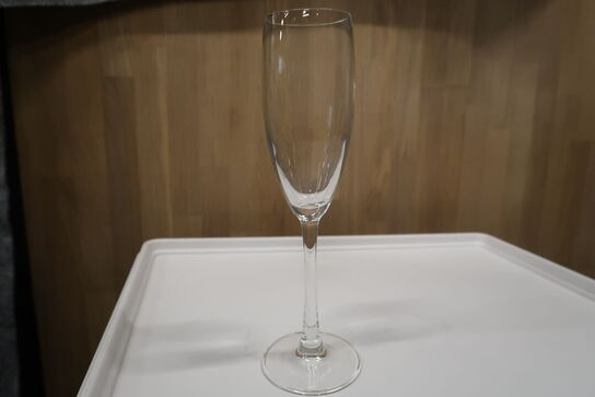 Div. Glas i opvaskebakker bla. RIEDEL m.m.