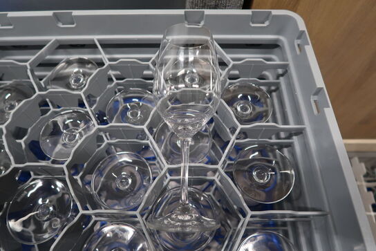 Div. Glas i opvaskebakker bla. RIEDEL m.m.