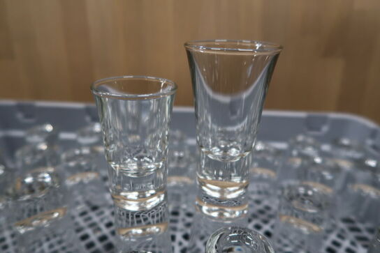 Div. Glas i opvaskebakker bla. RIEDEL m.m.