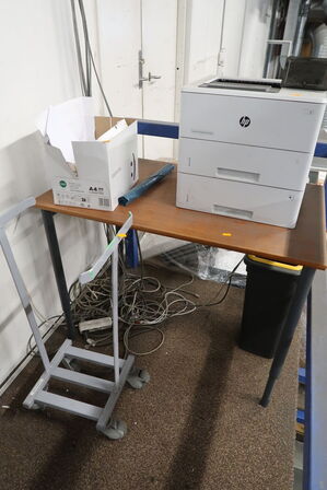 Printer HP M506, bord og affaldsstativ