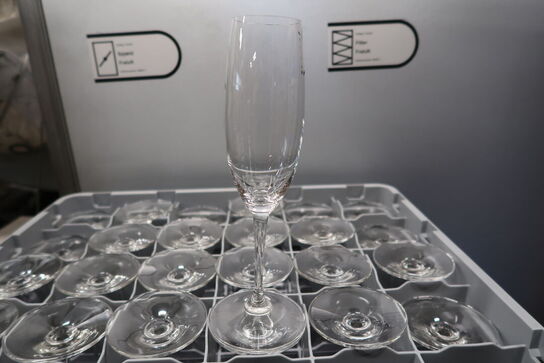 Div. Glas i opvaskebakker bla. RIEDEL m.m.