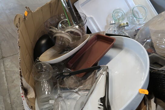 Palle med tallerkener, skåle, glas, fade m.m.