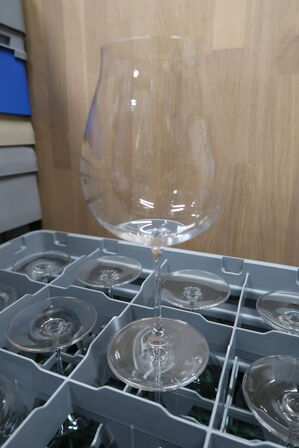 Div. Glas i opvaskebakker bla. RIEDEL m.m.