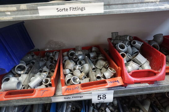 Indhold på 3 hylder af diverse rørfittings