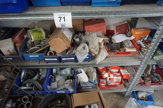 2 hylder med diverse fittings, koblinger mv.