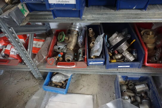 2 hylder med diverse koblinger, fittings mv.