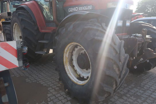 Traktor NEW HOLLAND G240