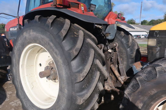 Traktor NEW HOLLAND G240