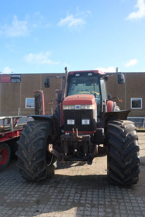 Traktor NEW HOLLAND G240