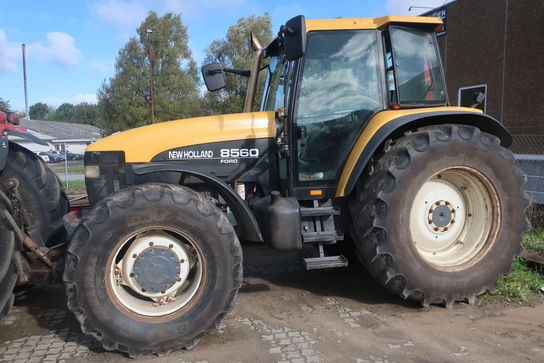 Traktor NEW HOLLAND 8560