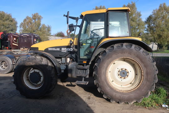 Traktor NEW HOLLAND 8560