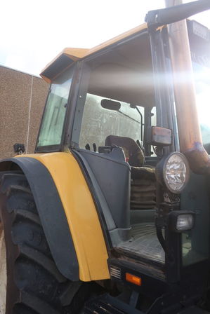 Traktor NEW HOLLAND 8560