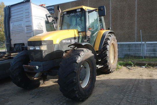 Traktor NEW HOLLAND 8560