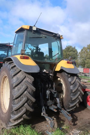 Traktor NEW HOLLAND 8560