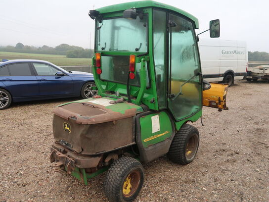 Redskabsbærer JOHN DEERE 1545 med sneplov og klippebord