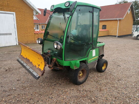 Redskabsbærer JOHN DEERE 1545 med sneplov og klippebord